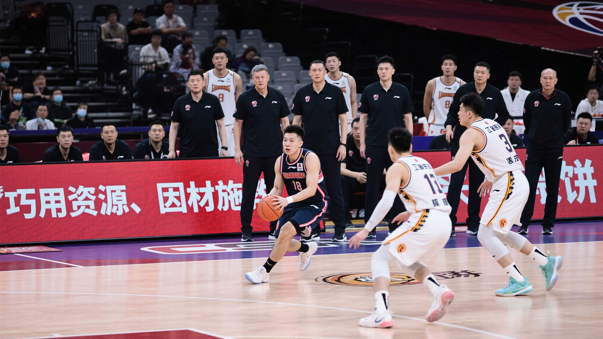 此外，从技战术层面分析，不可忽视的是教练组对局势精